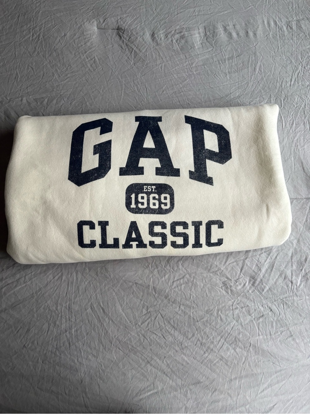 GAP White Crewneck Sweatshirt with Navy Tag - Picture 4 of 4